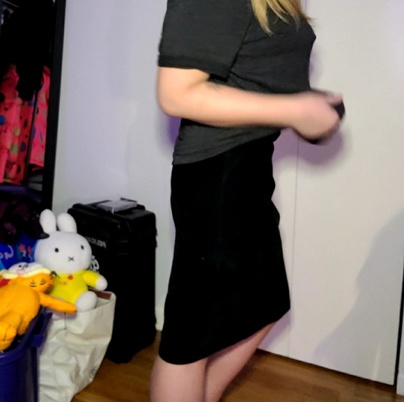 Midi black suede skirt by Danier Leather - Picture 2 of 6